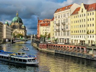 berlin, deutschland - ufer am nikolaiviertel und berliner dom © ArTo