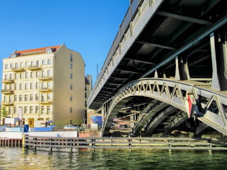 berlin, deutschland - eisenbrücke am bahnhof friedrichstraße