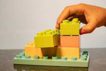 juego de bloques de colores con mano de una niña divertido ,construcción de figuras