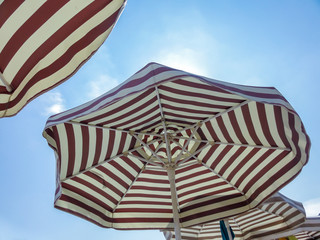 Sonnenschirme mit Blick von unten in Richtung des blauen Himmels
