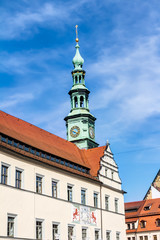 Das Rathaus auf dem Marktplatz der Stadt Pirna in Sachsen