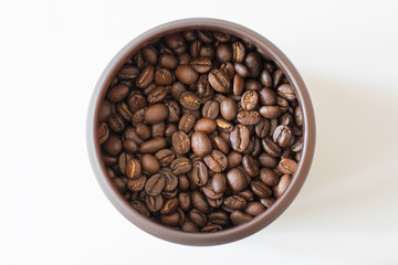 Kaffeebohnen im Behälter