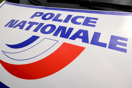 Foto Stock Police nationale – Sécurité publique inscrit sur un écusson  brodé, insigne officiel sur l'uniforme d'un policier français – juin 2022  (France)