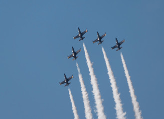 Flight of the aerobatic group 
