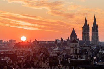 Fototapeta na wymiar Caen au coucher du soleil.