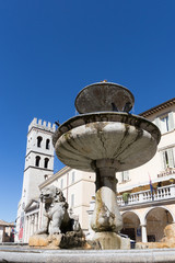 Assisi, Brunnen auf der Piazza del Commune