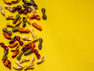 pasta con fondo amarillo