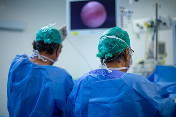 Two doctors on endoscopic cirurgy 