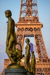 Fototapeta na wymiar Statues de femmes en bronze sur fond de tour Eiffel