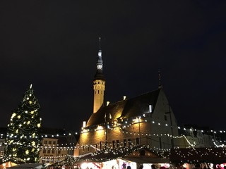 Obraz premium Tallinn in Estland bei Nacht