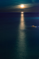 Obraz premium Moonlight in the sea.