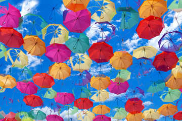 Fototapeta na wymiar Nuvens com guarda-chuvas
