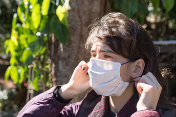 girl teaches how to wear mask