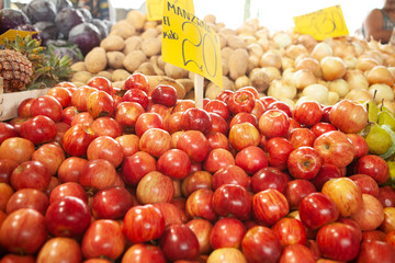 MANZANAS EN MERCADO