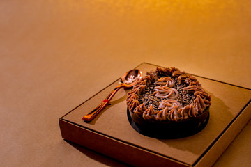 Delicioso Ovo de Colher com recheio de chocolate, coberto com brigadeiro e desenho de flores de...