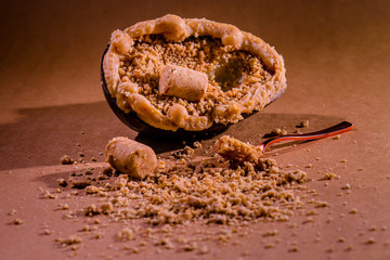 Ovos de Chocolate com recheio de paçoca de amendoim.  Cacau recheado com farofa de doce de amendoim para comemorar a Páscoa. 