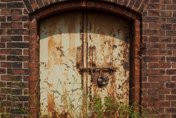 古びた鉄の扉のあるレンガ造りの入口