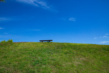 맑은 날씨의 푸른 언덕