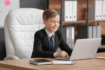 Fototapeta premium Little secretary working in office
