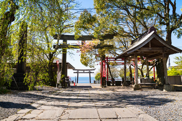 日本　海を見下ろす神社の二重の鳥居と手水舎