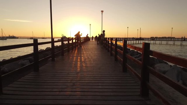 Muelle playa atardecer