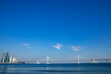 맑은 날씨의 부산 광안리 해수욕장 풍경