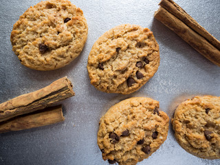Galletas de chips de chocolate y canela sobre la mesa
