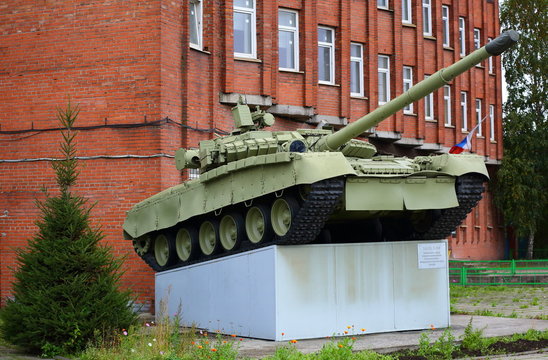 T-80 tank on the pedestal Neftyanaya doroga ulitsa 5, Saint Petersburg, Russia, October 2017