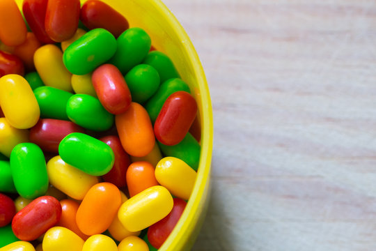 Mont&oacute;n de caramelos dulces  de varios colores