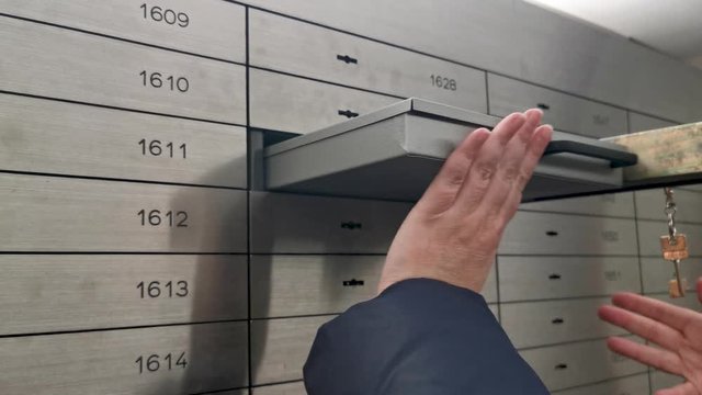 Tresorfach &ouml;ffnen in einer sicheren Tresorzelle