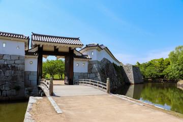 赤穂城・本丸の門と堀にかかる橋
