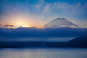 富士山と日の出、山梨県本栖湖にて
