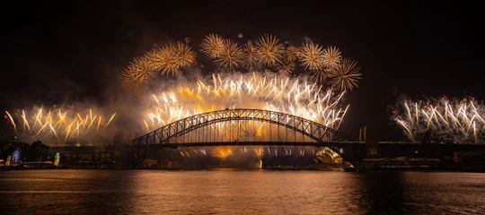Papier Peint photo Sydney Harbour Bridge NYE 2020 fireworks view from the western side of the Sydney Harbour Bridge. Blues Point Reserve, Sydney, NSW, Australia. 