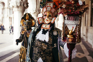Obraz premium Portrait of a couple with beautiful masks in Venice, Italy