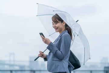 雨・傘・女性