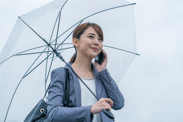 雨・傘・女性