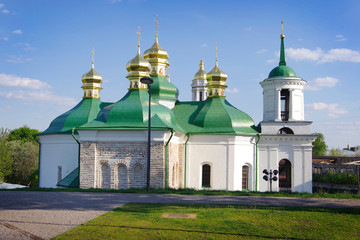 Fototapeta na wymiar Kiev, Ukraine. 05/09/20. Golden domes of temples in the city.