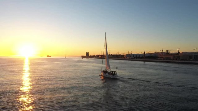 Saida de um veleiro de Lisboa, Portugal