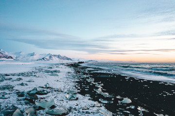 Obraz premium View over Diamond Beach in Iceland with Ice Cubes on the ground