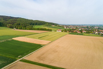 H&uuml;gelige Landschaft mit Feldern als Luftaufnahme