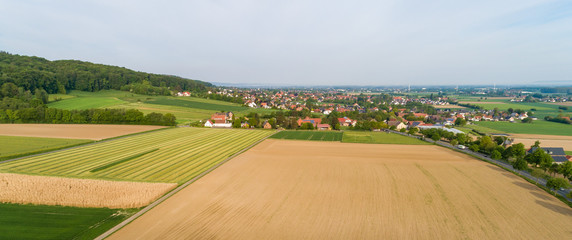 Hügelige Landschaft mit Feldern als Luftaufnahme