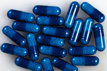 Compresse trasparenti di colore blu sparse sul tavolo