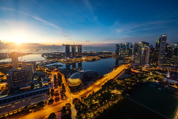 Fototapeta na wymiar .Cityscape of Singapore city sunrise and building in morning time