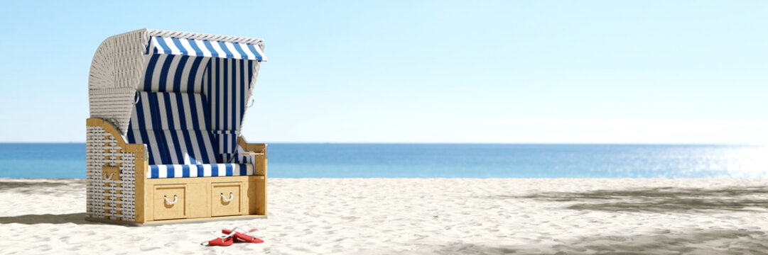 Leerer Strandkorb am Strand der Ostsee oder Nordsee