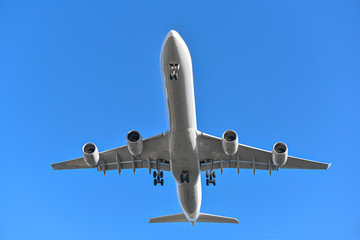 Fototapeta na wymiar Airbus A340-600 on landing approach.