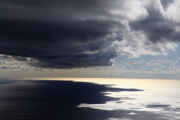 dunkle Regenwolken mit Gewitter über dem Atlantischen Ozean