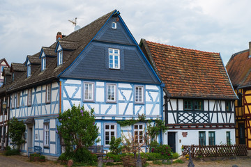 Fototapeta na wymiar Historisches Fachwerkhaus in einem Dorf im Rheingau/Deutschland