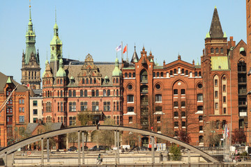 Fototapeta na wymiar Hamburg im Fokus; Speicherstadt (Holländischer Brook) und Rathausturm 