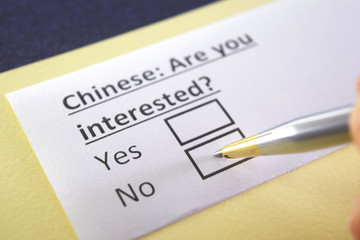 Obraz premium One person is answering question about chinese.