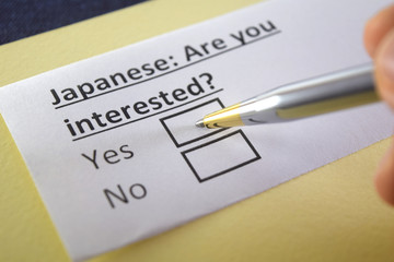 Obraz premium One person is answering question about japanese.
